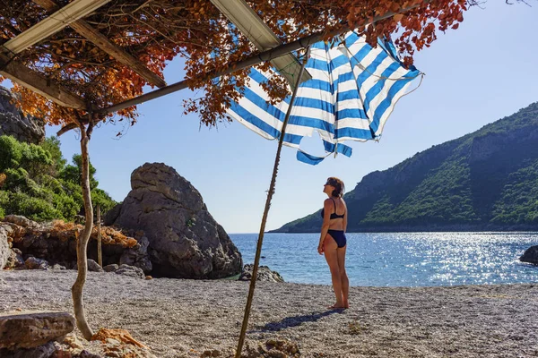 Mujer en la playa disfrutando de vacaciones — Foto de Stock