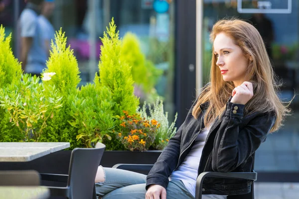 Mujer esperando en la cafetería restaurante al aire libre . — Foto de Stock