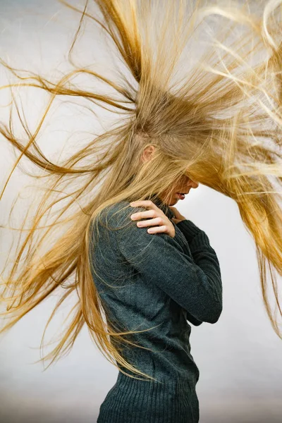 Triste fille avec des cheveux soufflants — Photo