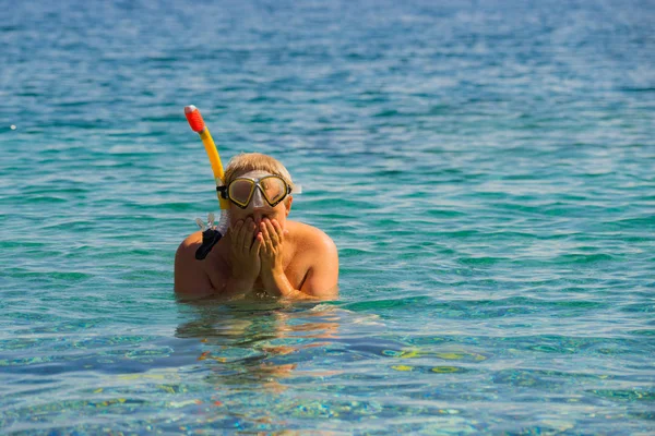 Homem com tubo de snorkel no mar — Fotografia de Stock