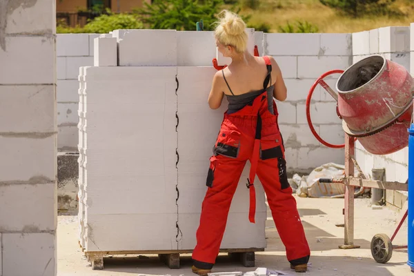 Mujer trabajando con ladrillos de aire —  Fotos de Stock