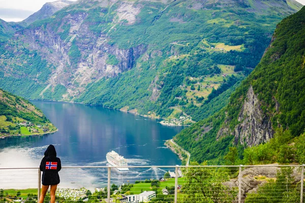 Turizmus a fjord felett, norvég zászlóöltözet viselése — Stock Fotó