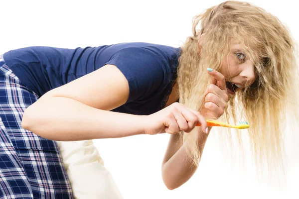 Glückliche Frau beim Zähneputzen — Stockfoto