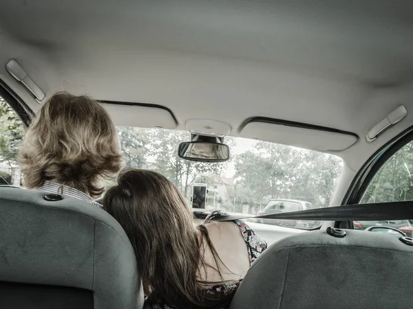 Man en vrouw omarmen in de auto — Stockfoto