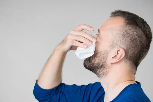 Man blowing nose — Stock Photo, Image