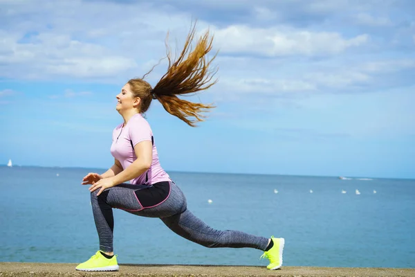 Deniz yanında yoga yaparken kadın — Stok fotoğraf