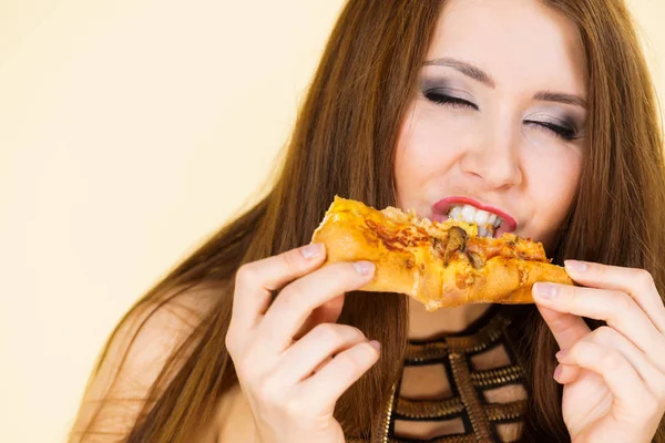 Nő étkezési meleg pizza szelet — Stock Fotó