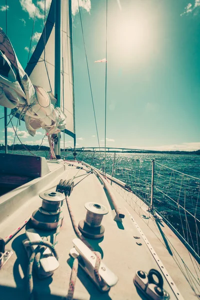 Yacht capstan in barca a vela durante la crociera — Foto Stock