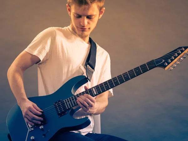 Jeune homme jouant de la guitare électrique — Photo