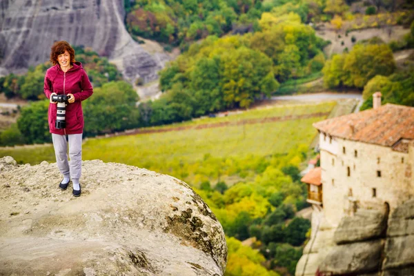 Mujer tomar una foto del monasterio de Meteora —  Fotos de Stock
