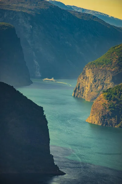 Nave da crociera sul fiordo in Norvegia — Foto Stock