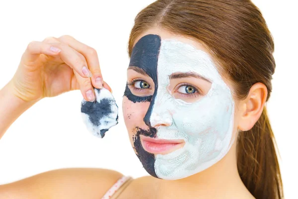 Dziewczyna usunąć czarny biały błoto maska z twarzy — Zdjęcie stockowe