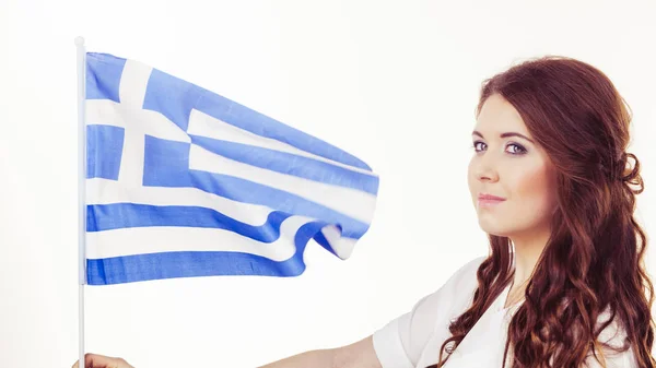 Mulher com bandeira acenando grego, em branco — Fotografia de Stock