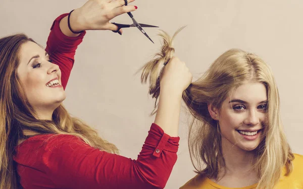 Vrouw met schaar klaar om haar snijden — Stockfoto