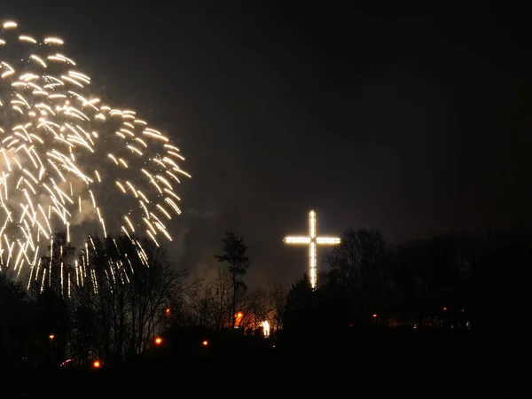 Feux d'artifice colorés pendant la nuit de vacances — Photo