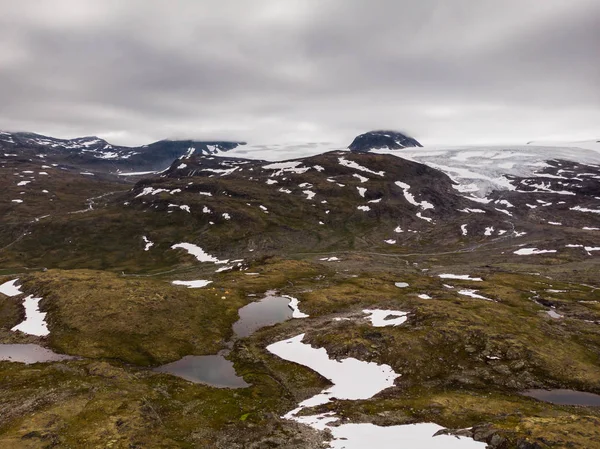 Berge mit Schnee und Gletscher. Straße sognefjellet, Norwegen — Stockfoto