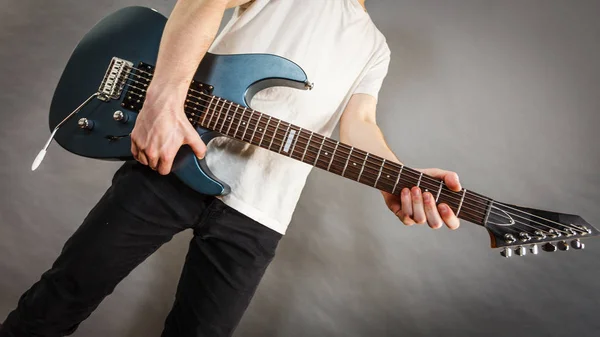 Primer plano del hombre tocando en la guitarra eléctrica — Foto de Stock