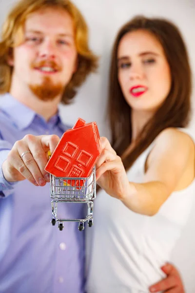 Ευτυχισμένο νεαρό ζευγάρι αγοράζοντας πραγματική εμέ — Φωτογραφία Αρχείου