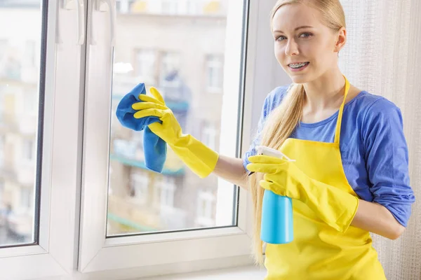 Femme nettoyage fenêtre à la maison — Photo