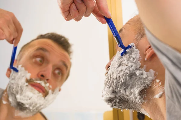 남자 화장실에서 그의 수염을 면도 — 스톡 사진