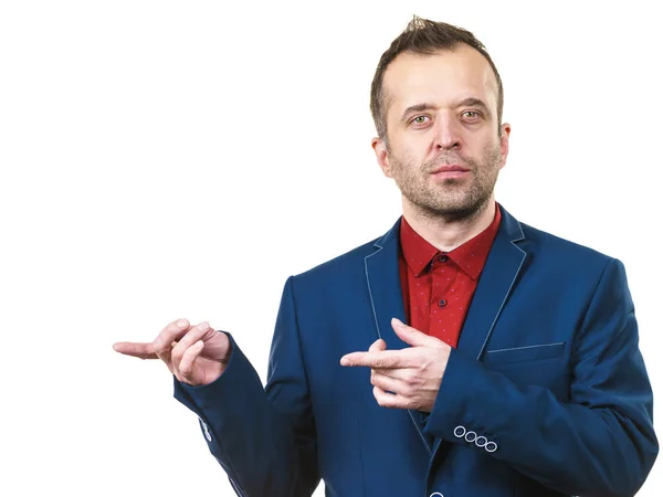 Elegant man i kostym pekar på kopierings utrymme — Stockfoto