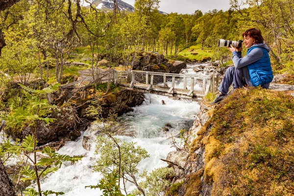 Turysta z kamerą w rzece, Norwegia — Zdjęcie stockowe