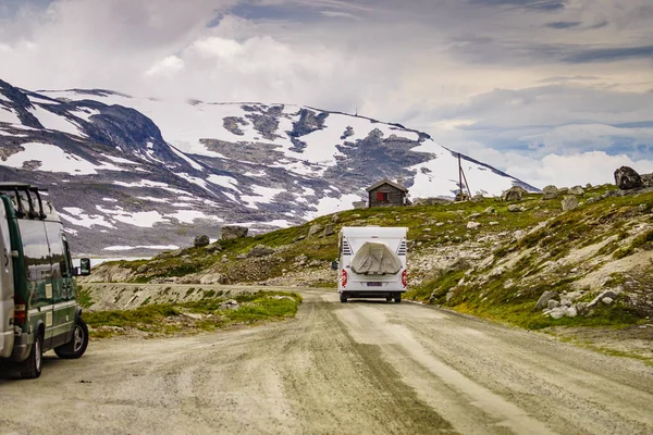 Camper coche en noruego montañas —  Fotos de Stock