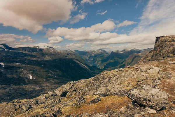 Montañas paisaje con mirador Dalsnibba, Noruega — Foto de Stock