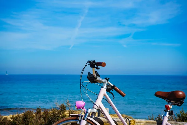 Rower na plaży, aktywny styl życia. — Zdjęcie stockowe
