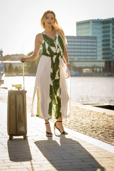 새로운 도시로 여행하는 패션 모델 — 스톡 사진