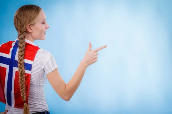 拿着挪威国旗的女孩 — 图库照片