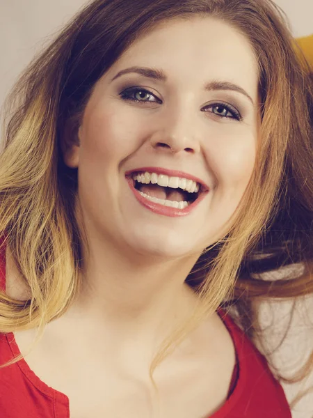 Retrato de jovem mulher feliz — Fotografia de Stock