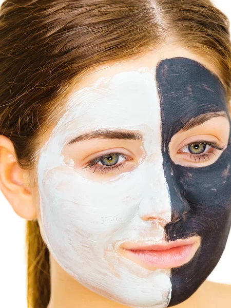 Chica máscara negra en media cara aplicar barro blanco — Foto de Stock