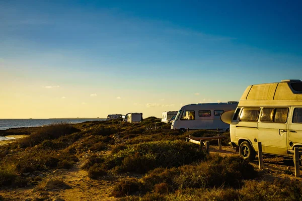 Samochody kempingowe na plaży, camping na łonie natury — Zdjęcie stockowe