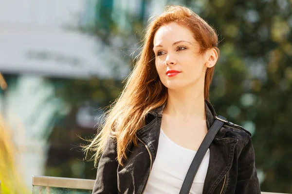 Mujer caminar en la calle de la ciudad — Foto de Stock