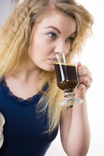 Mulher positiva bebendo seu café da manhã — Fotografia de Stock