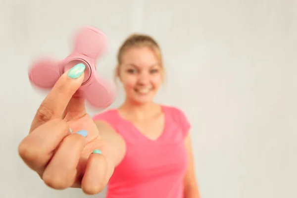 Mujer jugando fidget spinner — Foto de Stock