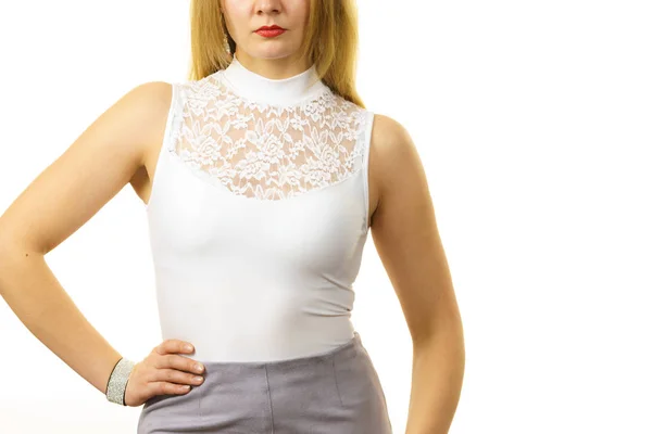 Vrouw dragen witte top — Stockfoto