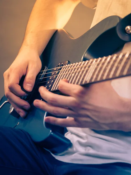 Close up de homem tocando na guitarra elétrica — Fotografia de Stock