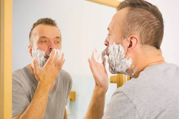 Guy barbear a barba na casa de banho — Fotografia de Stock