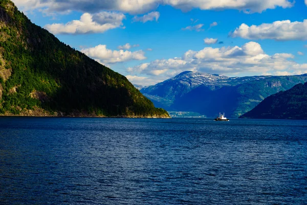 Feribot ile Fiyort manzara, Norveç — Stok fotoğraf