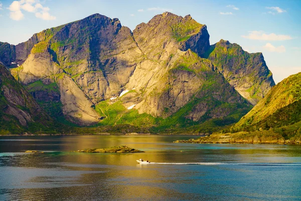 Στα φιόρδ και τα βουνά το τοπίο. Νορβηγία νησιά Lofoten — Φωτογραφία Αρχείου