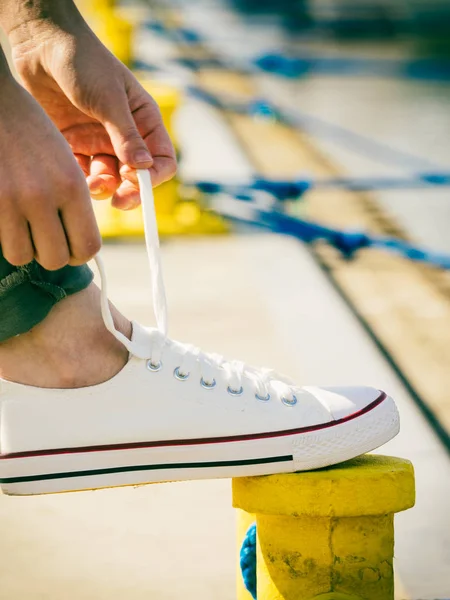 Kvinna knyta skor, vita sneakers — Stockfoto