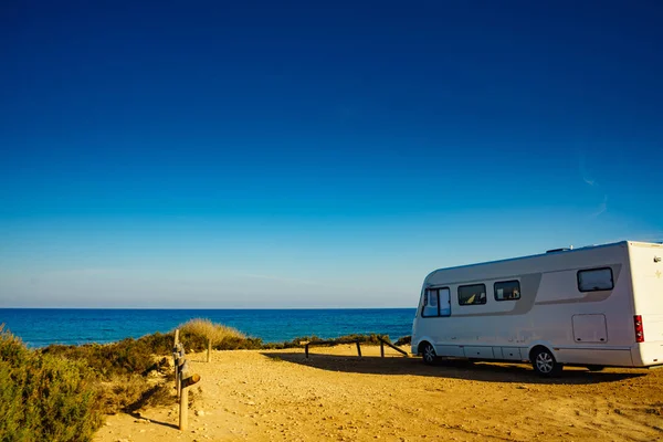 Camper auto op het strand, kamperen op de natuur — Stockfoto