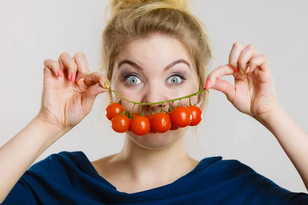 Donna che tiene pomodori ciliegini freschi — Foto Stock