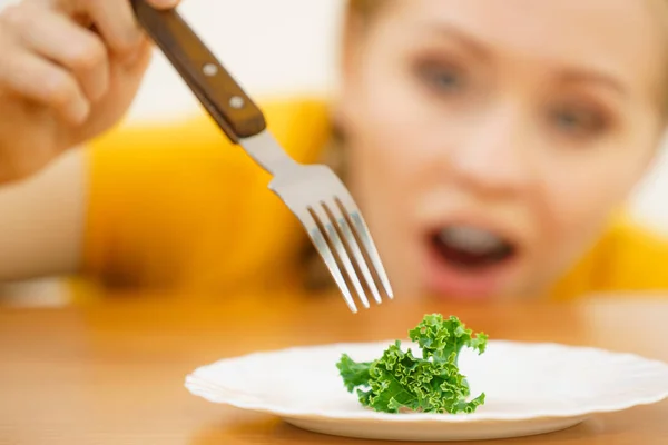 Wstrząśnięty, młoda kobieta, będąc na diecie — Zdjęcie stockowe