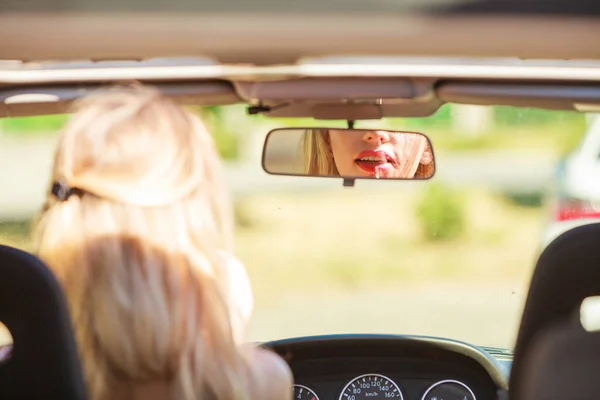 Fille appliquer maquillage tout en conduisant voiture . — Photo