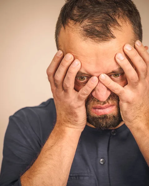 Bezorgd mens gebaren met de handen — Stockfoto