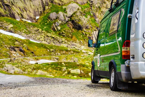 Camper van de Noorse bergen — Stockfoto