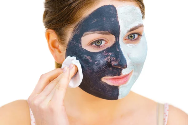 Chica quitar negro máscara de barro blanco de la cara —  Fotos de Stock